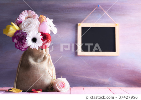 Flower bouquet in a jute sack and a chalkboard Flower bouquet in a jute sack and a chalkboard 37427956