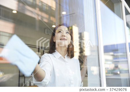 Ready, shop, young woman, Korean 37429076