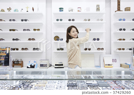 配鏡師，年輕女子，韓國人 37429260