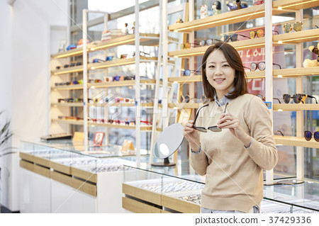 配鏡師，年輕女子，韓國人 37429336