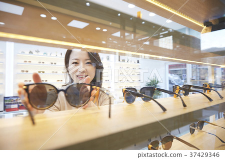 配鏡師，年輕女子，韓國人 37429346