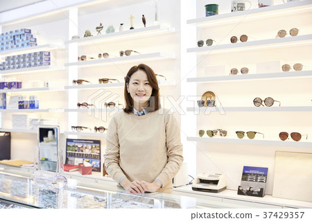 配鏡師，年輕女子，韓國人 37429357