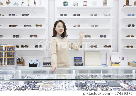 Optician, young woman, Korean 37429375
