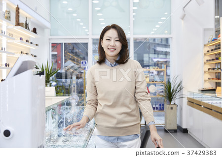 配鏡師，年輕女子，韓國人 37429383