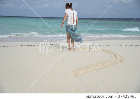 婦女在沙灘上玩 婦女在沙灘上玩 37429463