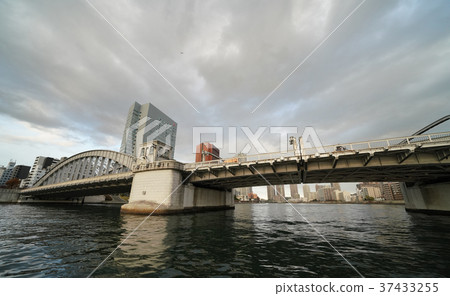 在日本Katsusu橋樑的東京都市風景在隅田川 37433255