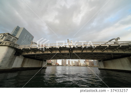 在日本Katsusu橋樑的東京都市風景在隅田川 37433257
