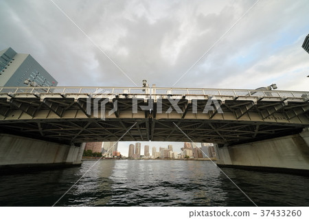 在日本Katsusu橋樑的東京都市風景在隅田川 37433260