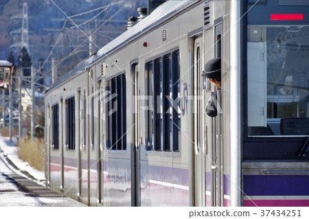 Tazawako Line unmanned station departure 37434251