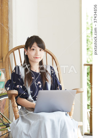 女人操作一台個人計算機 女人操作一台個人計算機 37434856