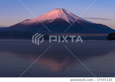 富士山的早晨從山中湖在冬季 富士山的早晨從山中湖在冬季 37435116