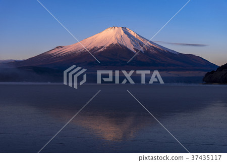富士山的早晨從山中湖在冬季 富士山的早晨從山中湖在冬季 37435117
