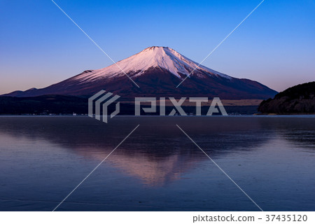 富士山的早晨從山中湖在冬季 37435120
