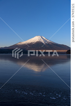 The morning of Mount Fuji from Lake Yamanaka in the winter season 37435121