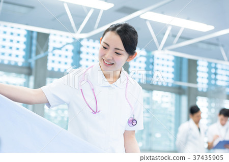 Young women, nurses, hospitals, vocational schools 37435905