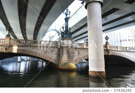  日本的東京都市風景“橫跨日本橋河的日本橋” 37436295