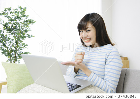 Young woman playing computer on the couch 37436845