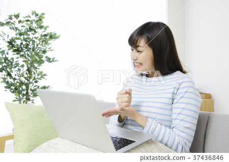 Young woman playing computer on the couch 37436846