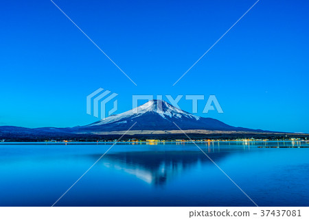 富士山和山中湖的夜景 37437081