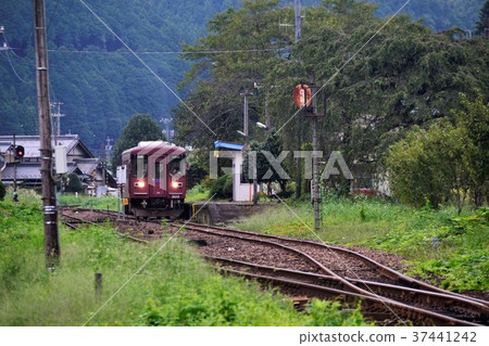 在Nagaragawa Railway Oya Station 在Nagaragawa Railway Oya Station 37441242