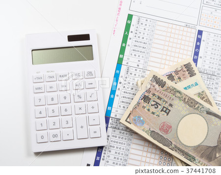 Final declaration documents and 10,000 yen bill 37441708