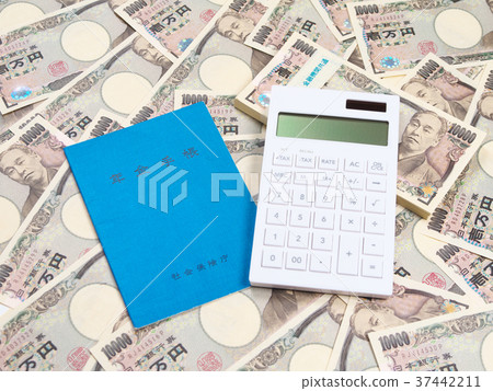 養老金手冊和1萬日元的賬單 37442211