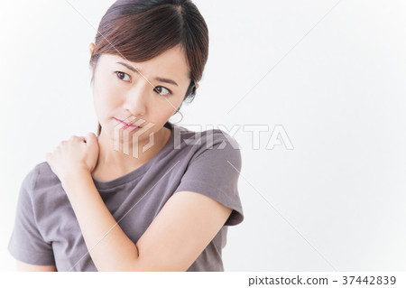 Woman shoulder stiffness massage shiatsu fatigue fatigue Woman shoulder stiffness massage shiatsu fatigue fatigue 37442839