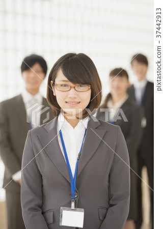微笑在辦公室和商人的女實業家 微笑在辦公室和商人的女實業家 37442913
