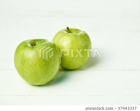 Shot of two fresh green apples with green leaf on 37443337