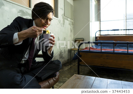 Men who eat cup noodles 37443453