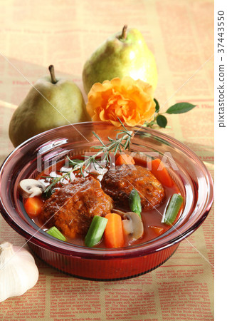 Stewed hamburger and pear 37443550