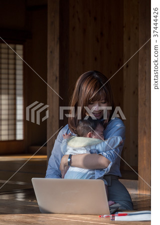 新人媽媽對遠程辦公 新人媽媽對遠程辦公 37444426