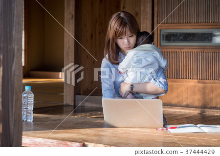 新人媽媽對遠程辦公 新人媽媽對遠程辦公 37444429