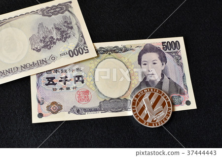 Light coin & five thousand yen bill 37444443