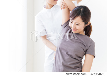 按摩秀麗治療人身體按摩脊柱治療者女性耐心白色背景 37445023