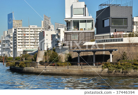Downtown town walk: Sakai Historic Site Garden and Sumida River 37446394