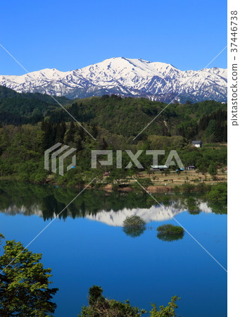 從森林淹沒的白川水庫遠眺飯手山 37446738