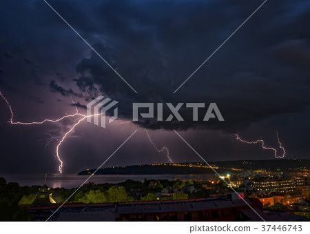 beautiful powerful lightning strikes 37446743
