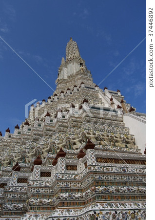 Wat Arun-Looking up at Wat Arun under blue sky- 37446892