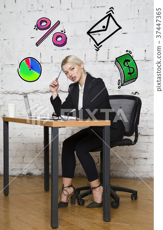 Portrait of a beautiful young businesswoman 37447365