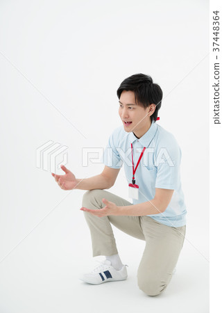 馬球襯衫的男性工作人員 37448364