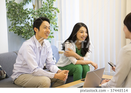 新婚夫婦在陽光明媚的陽光下,在陽光明媚的窗戶裡聽著抵押貸款的故事 新婚夫婦在陽光明媚的陽光下,在陽光明媚的窗戶裡聽著抵押貸款的故事 37448514