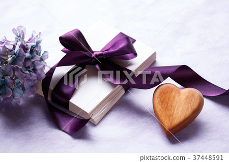 Ribbon-knotted envelope, wooden heart Ribbon-knotted envelope, wooden heart 37448591
