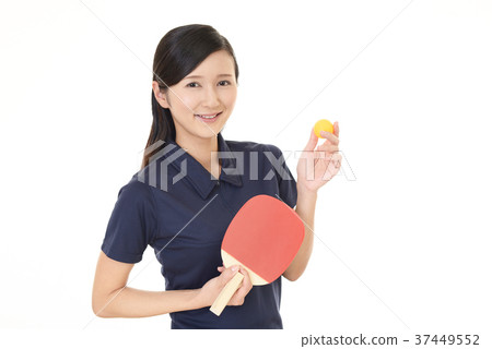 享受乒乓球的婦女 37449552