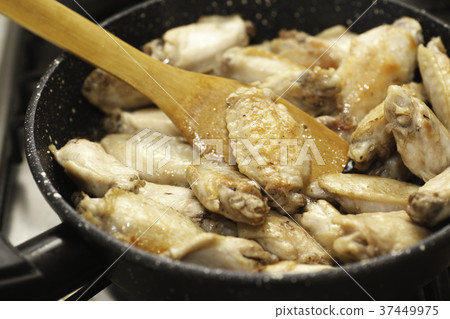 Chicken wings in pan Chicken wings in pan 37449975