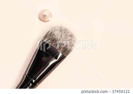 Cosmetic foundation cream and powder with brush Cosmetic foundation cream and powder with brush 37450122