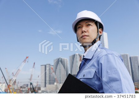一個穿著工作服的商人 37451783