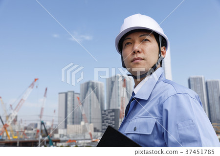 一個穿著工作服的商人 37451785