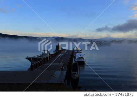 清晨的阿寒湖，北海道釧路市阿寒町 37451873