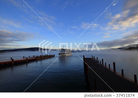 清晨的阿寒湖，北海道釧路市阿寒町 37451874